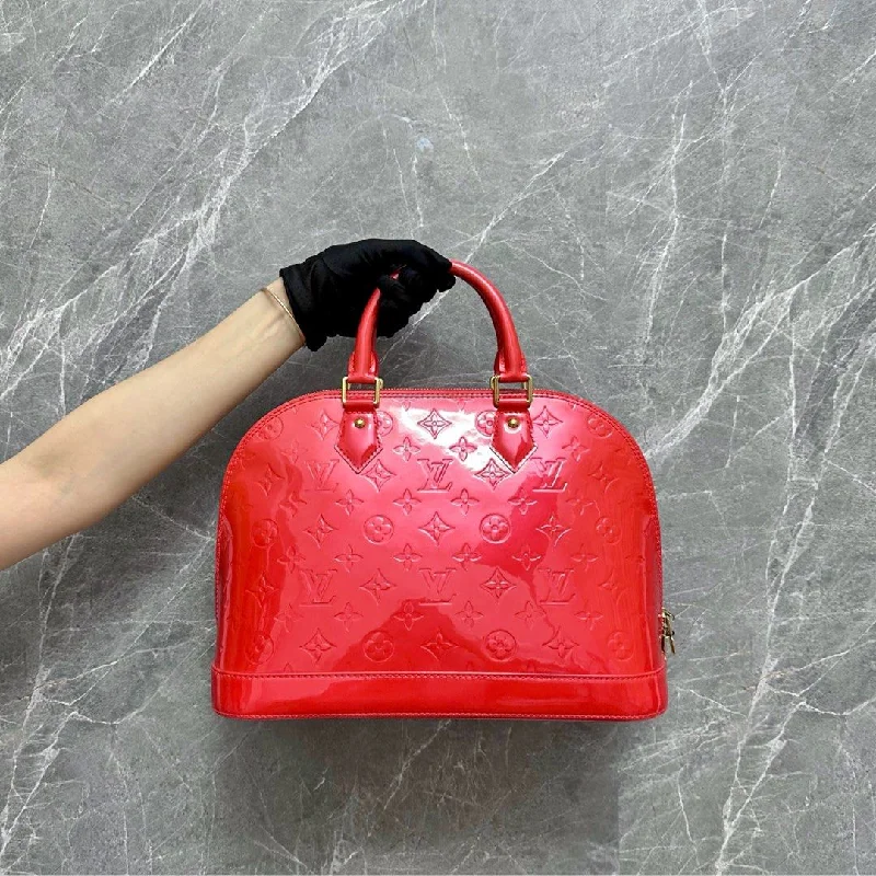 Louis Vuitton Twist bags with a snakeskin - effect panel for a bold lookLV Alma PM Vernis Salmon Red GHW