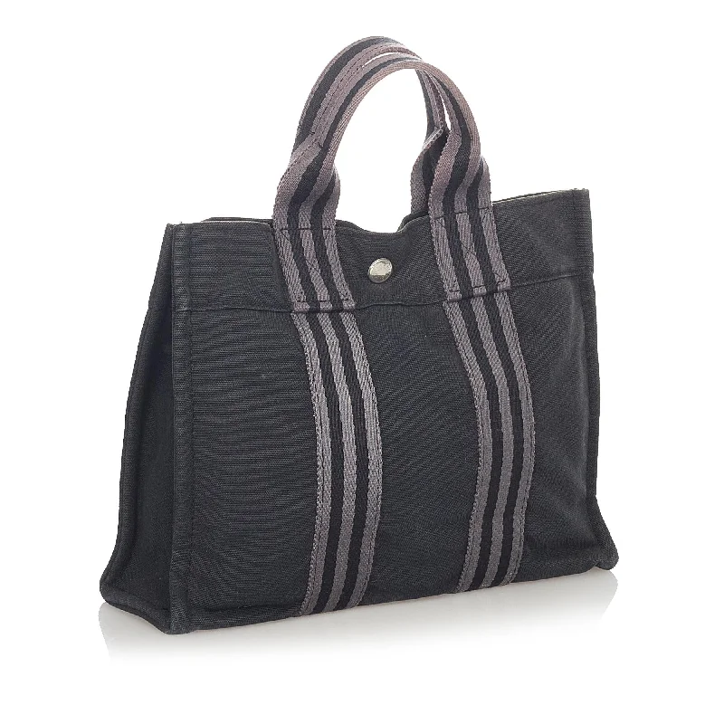 Hermès Kelly Bags in a metallic silver for a glamorous touchHermes Fourre Tout PM (SHG-23811)